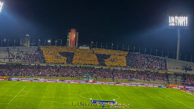 La Rebel de Pumas hace un impresionante mosaico en Ciudad Universitaria para recibir a su equipo frente a Chivas